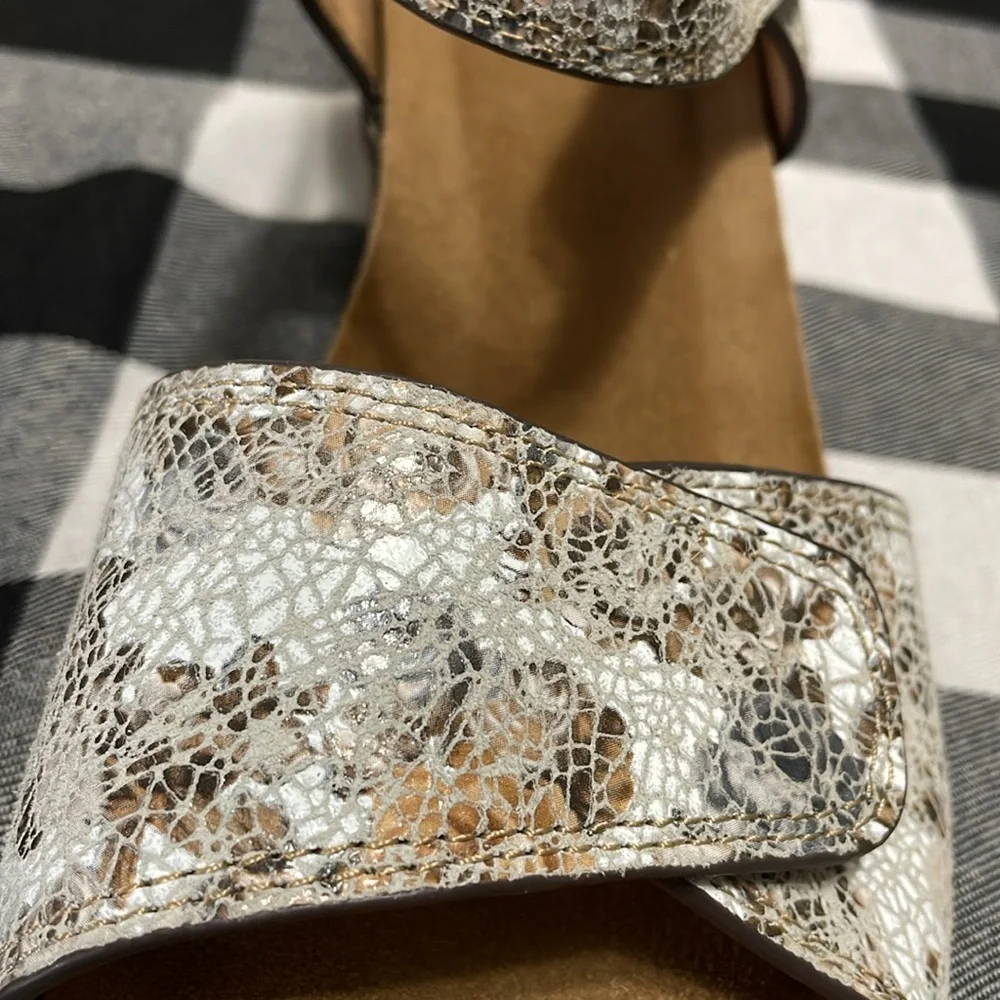 Comfortiva Abria Grey Flower Leather Wedge Sandals Pillowtop Memory Foam Sz 10W